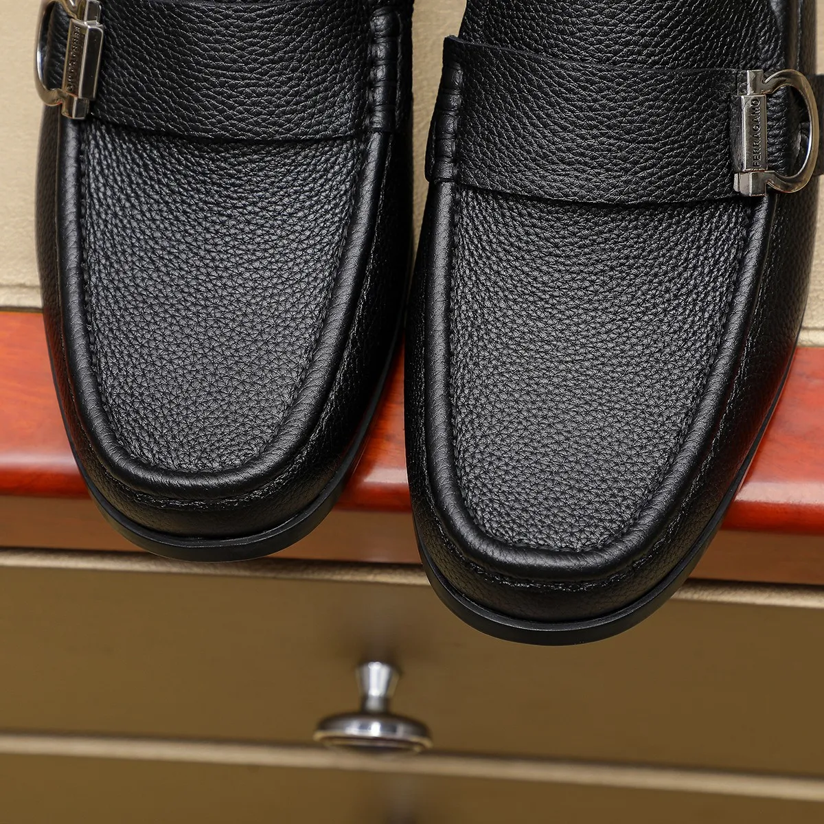 Men's shoes 💰460 🔥 Ferragamo new men's casual slip-on shoes 🇨🇳 Official website original 1:1 mold, original quality 💯 fine workmanship, high-end luxury ☘ The upper is made of imported Italian first-layer cowhide 🌴 Luxurious water dyeing 🐂 Leather lining 🍓 Rubber wear-resistant and non-slip outsole, breathable and comfortable to wear 🍍 The first choice for high-taste men, color optional! Code number 38-44 (45.46. Customized)